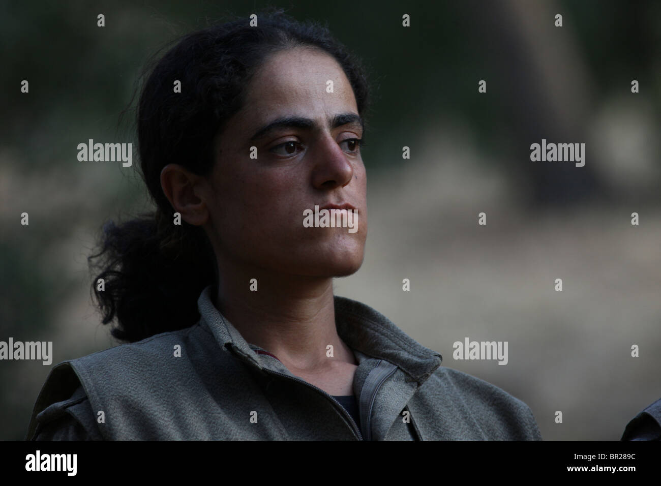 Eine weibliche kurdische Kämpfer der Einheiten der Freien Frauen verkürzt als YJA STAR militärischen Flügel der Frauen der Kurdischen Arbeiterpartei PKK im Kandil Bergen ein gebirgiges Gebiet der Irakischen Kurdistan in der Nähe des Irak Iran Grenze Stockfoto