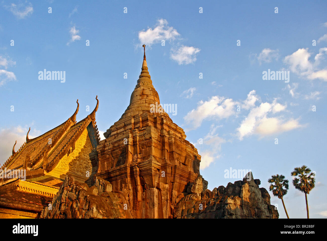 Ruinöse alte buddhistische Tempel von Wat Nok in Kampong Cham, Kambodscha. Stockfoto