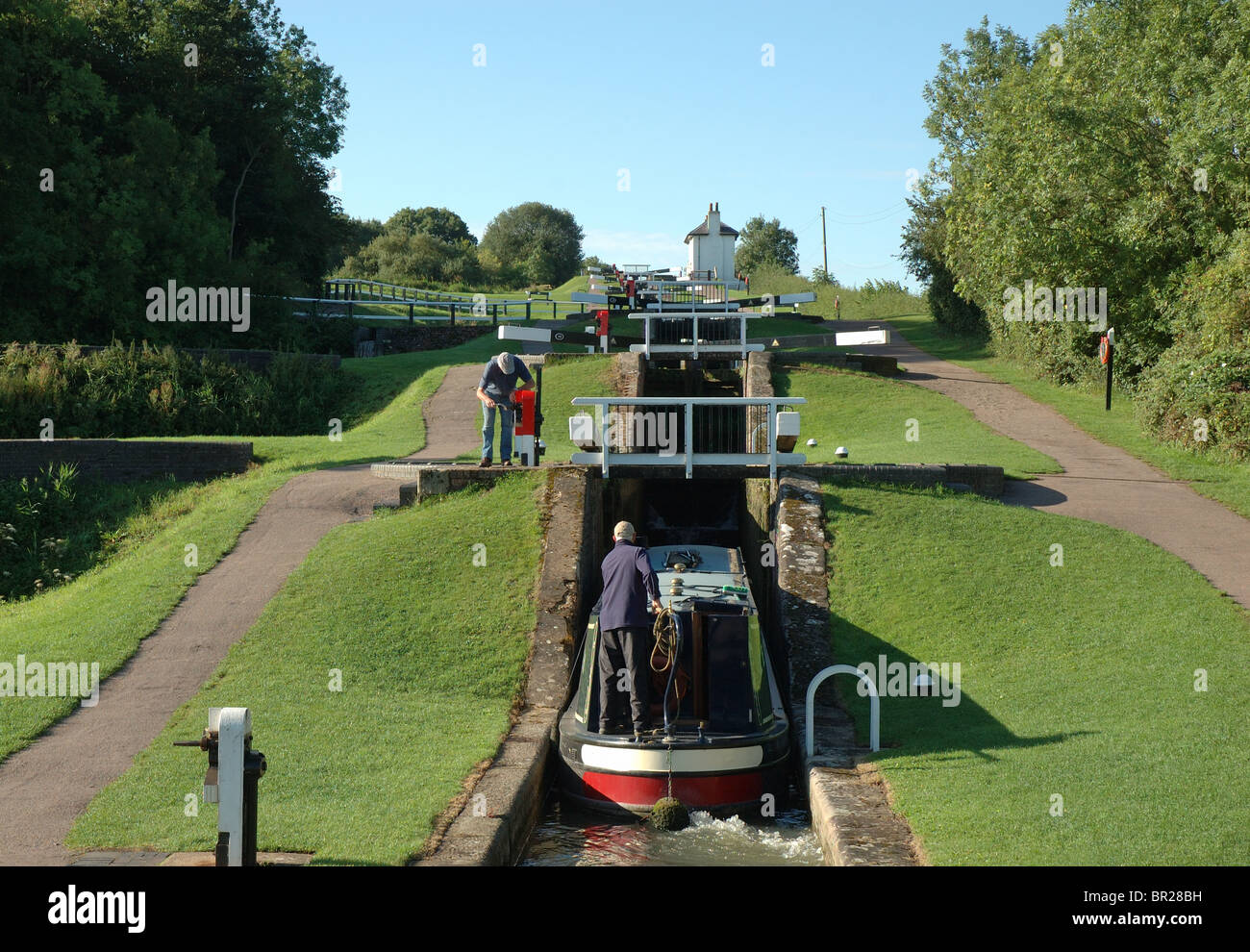 Narrowboat navigieren die Treppe von Schlössern am Grand Union Canal, Foxton Schlösser, Leicestershire, England, UK Stockfoto