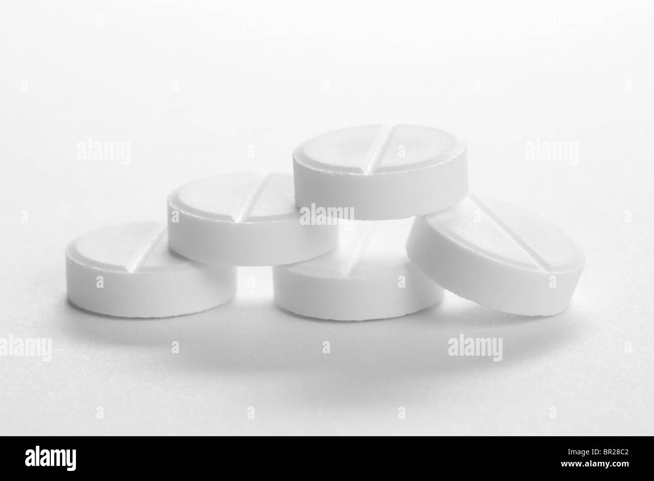 5 medizinische Pillen, isoliert auf weiss Stockfoto