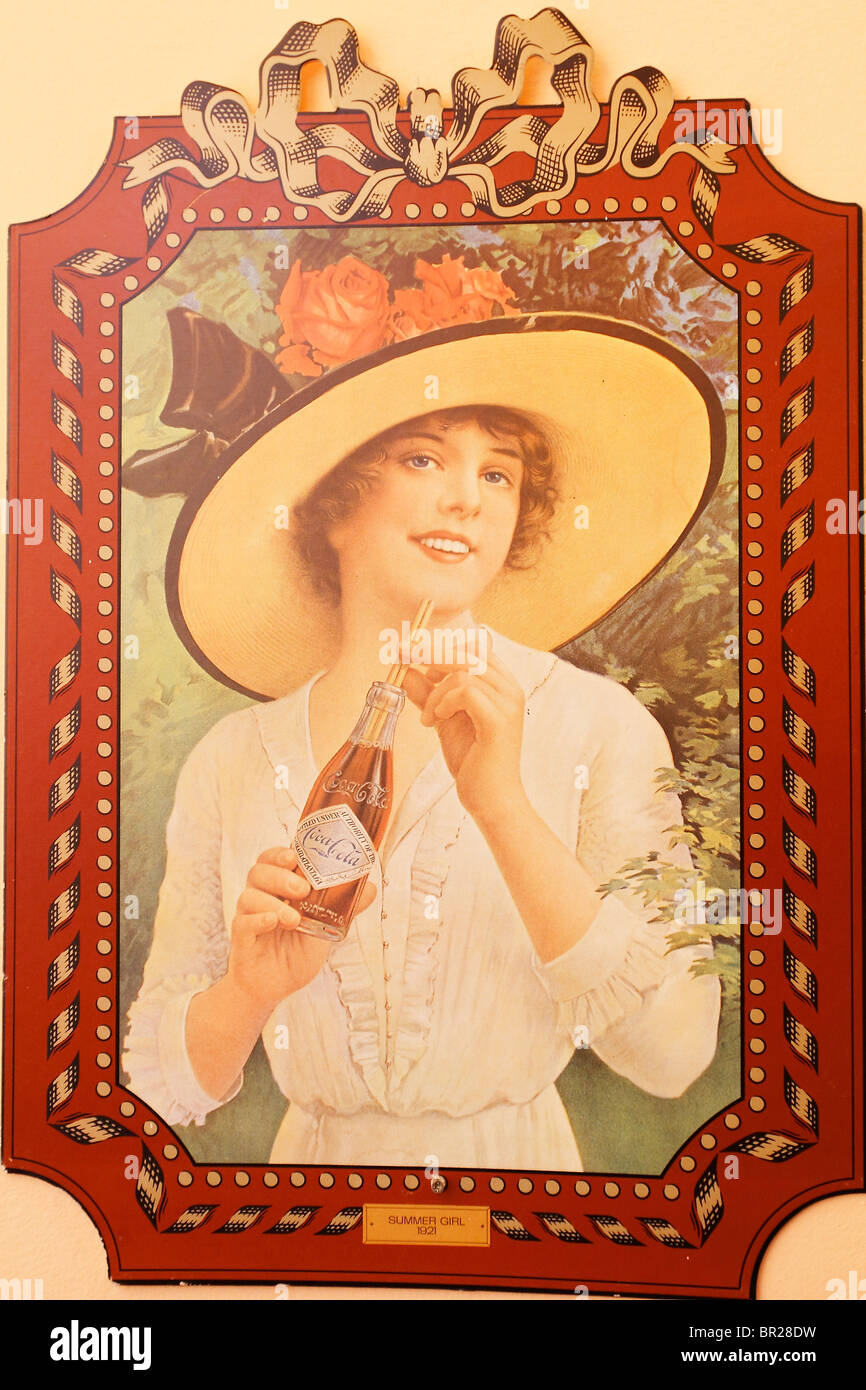 Vintage alte Werbeplakat Coca-Cola (Coke), eine Frau mit Hut haben eine Coca Colaflasche & trinkt es. Stockfoto