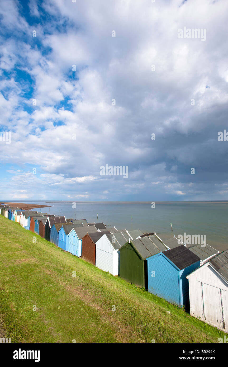 Strandhütten auf der Strandpromenade, Felixstow, Suffolk, England, Vereinigtes Königreich Stockfoto