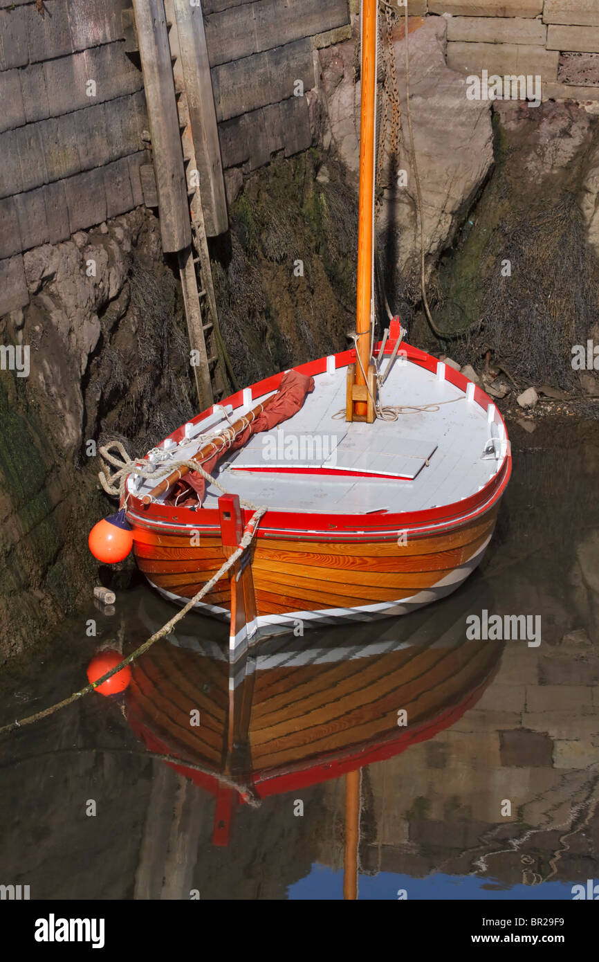 Vor Anker aus Holz Jolle in St. Abbs Harbour, Schottland Stockfoto
