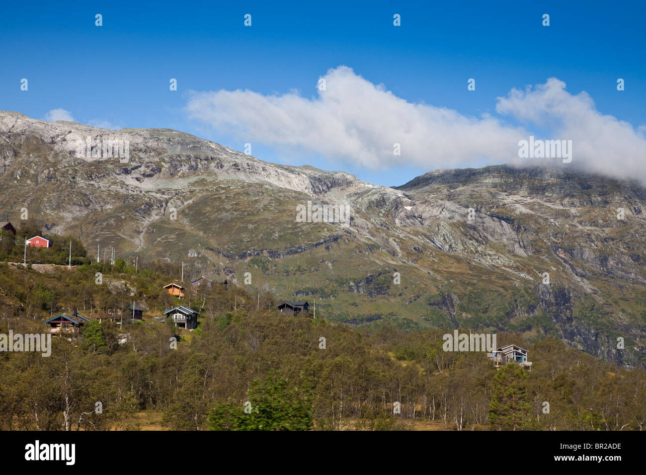 Tal Landschaft Blick auf die Berge von der berühmten touristischen Eisenbahnlinie Flåm in Norwegen. Stockfoto