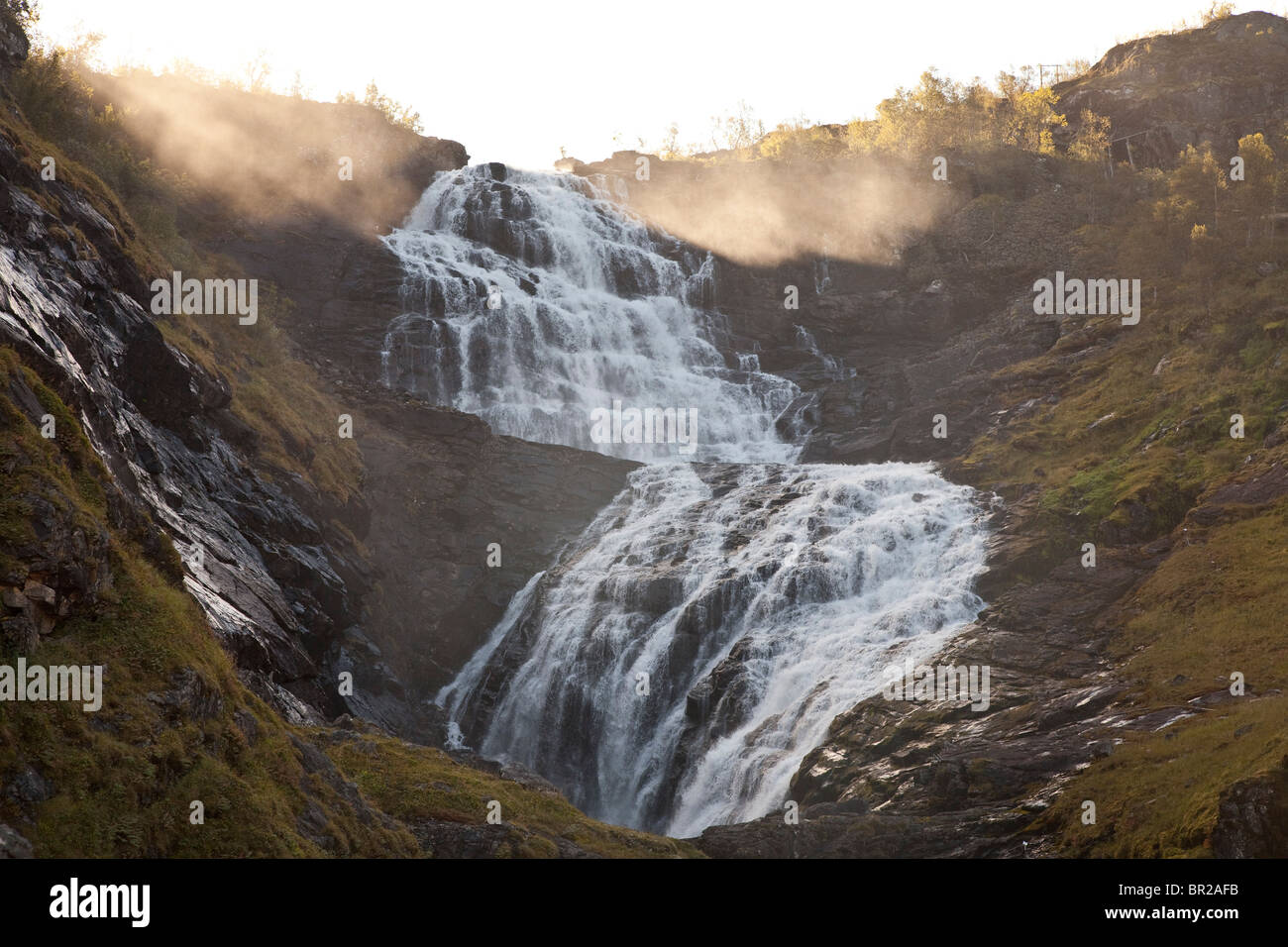 Der Kjosfossen Wasserfall, Norwegen, der die Wasserkraft für die Flam-Bahn versorgt. Der Wasserfall fällt 305 Füße Stockfoto