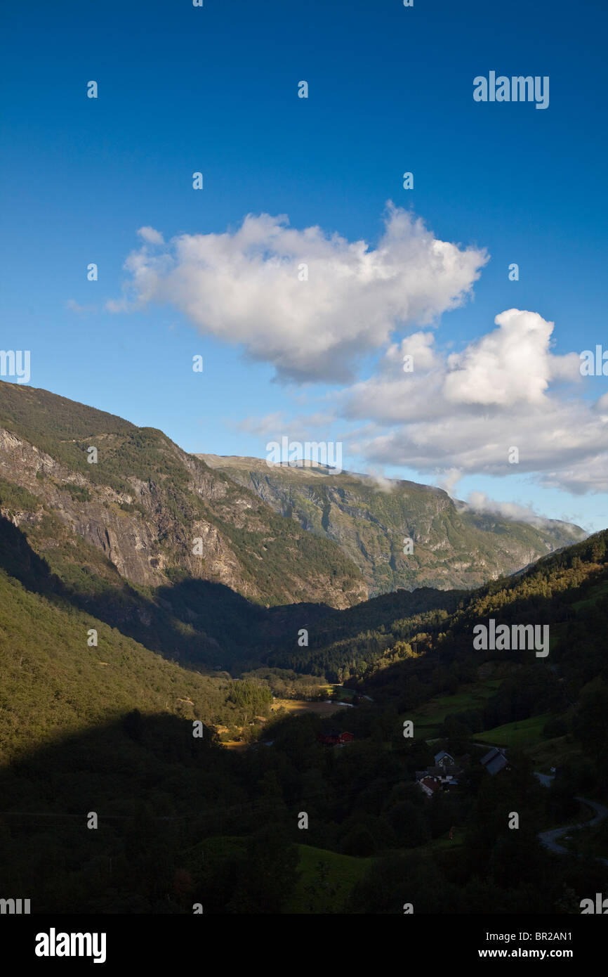 Tal Landschaft Blick auf die Berge von der berühmten touristischen Eisenbahnlinie Flåm in Norwegen. Stockfoto