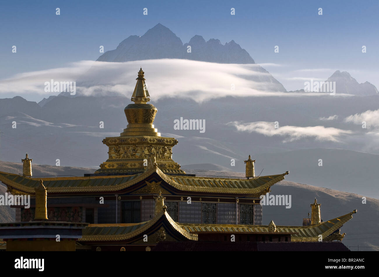 Yala Berg Schnee bedeckten Gipfel erhebt sich über Tagong Tempel, Provinz Sichuan, China Stockfoto