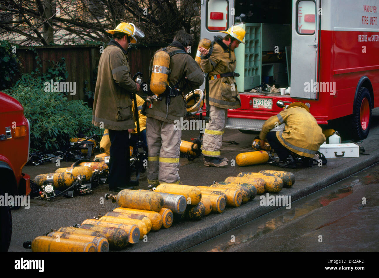 Feuerwehr / Feuerwehr Sauerstoffflaschen für Löschangriff zu organisieren Stockfoto