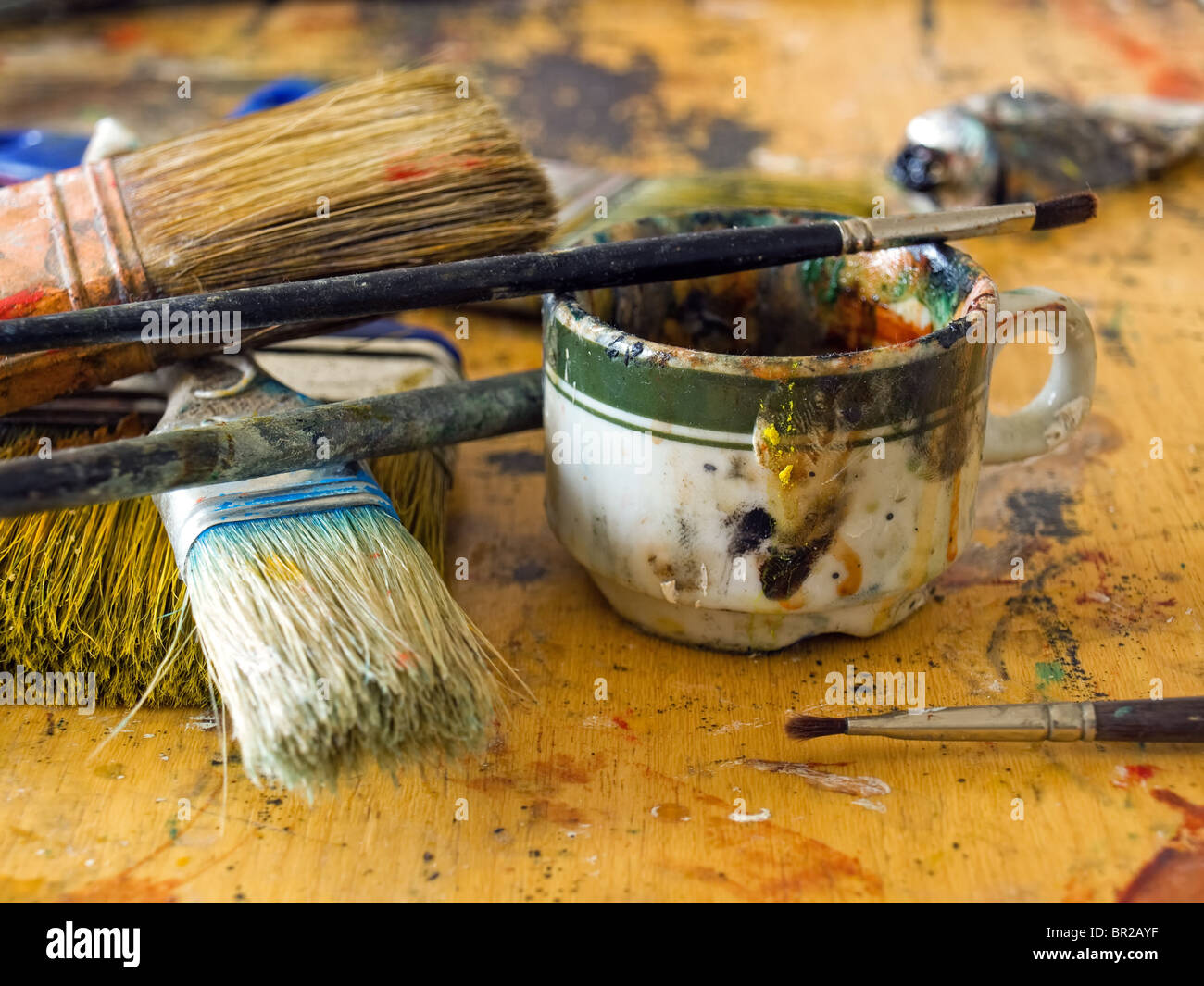 Closeup ein Durcheinander auf der Maler-Tisch in einige Kunststudio. Stockfoto