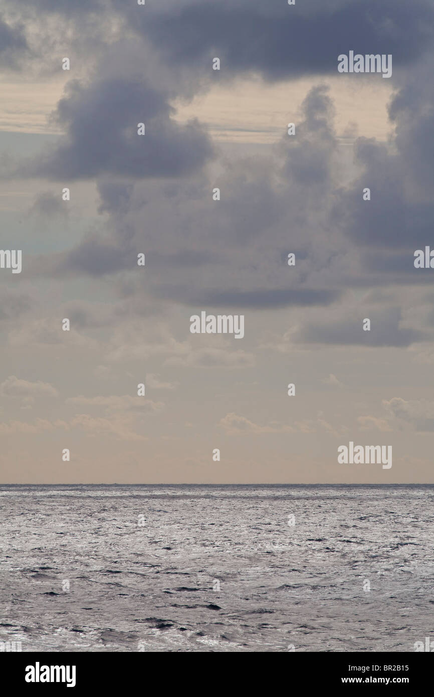 Sea Scape, stürmischen Wolken über einem sonnigen Meer Stockfoto