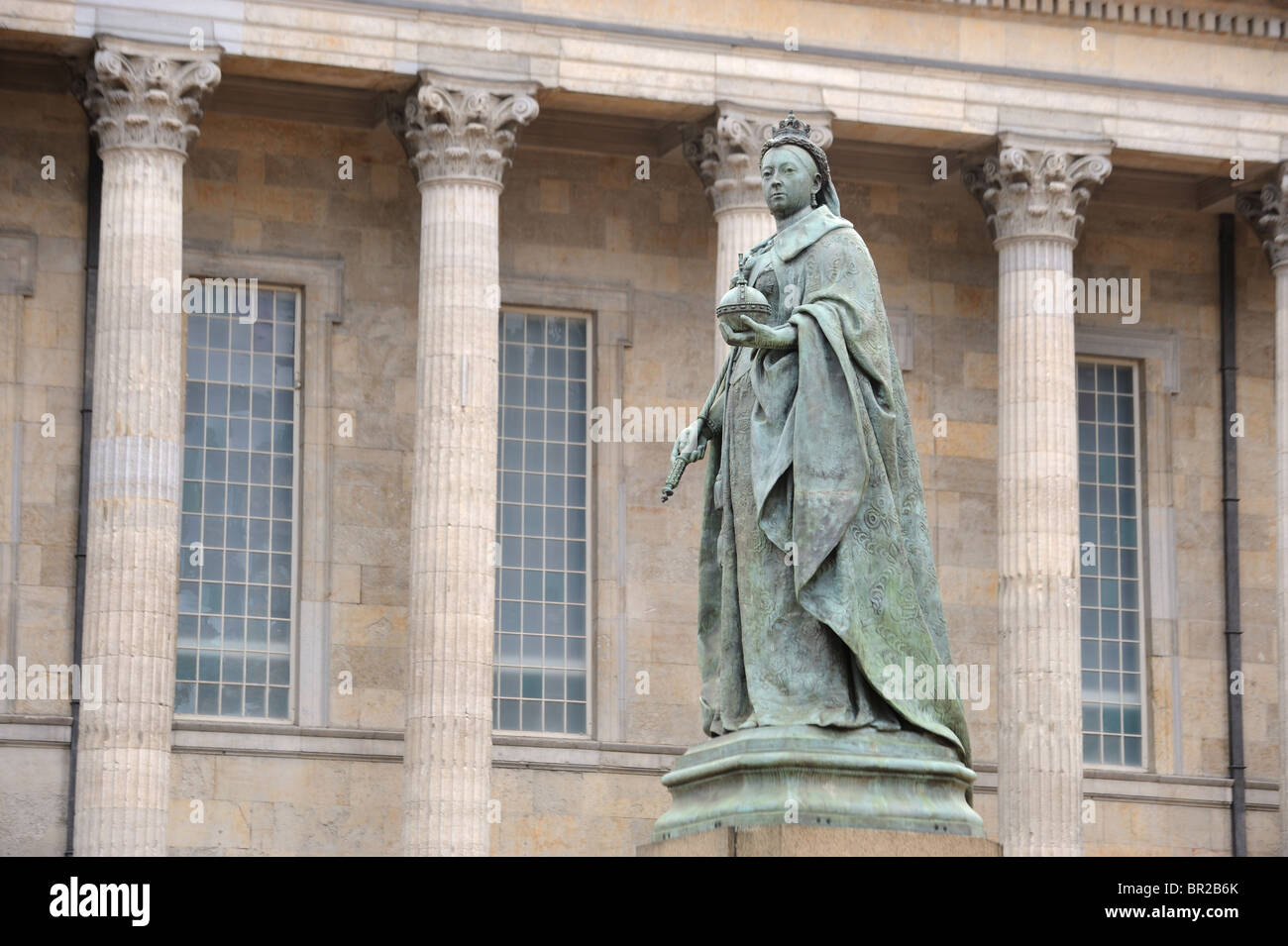 Statue von Königin Victoria in Victoria Square, Birmingham, England. Von Sir William Henry Barber gegeben.  Rathaus im Hintergrund. Stockfoto