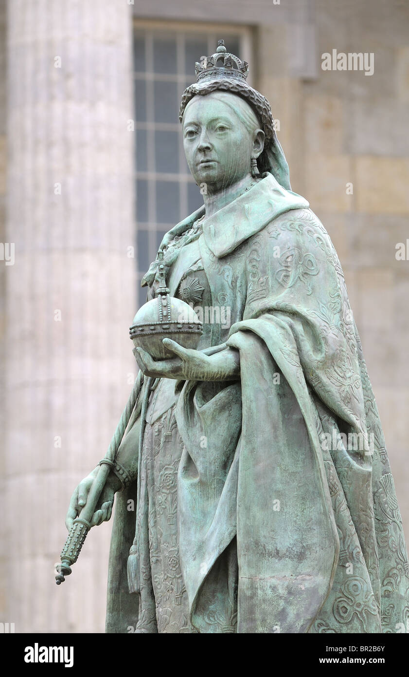 Statue von Königin Victoria in Victoria Square, Birmingham, England. Von Sir William Henry Barber gegeben.  Rathaus im Hintergrund. Stockfoto