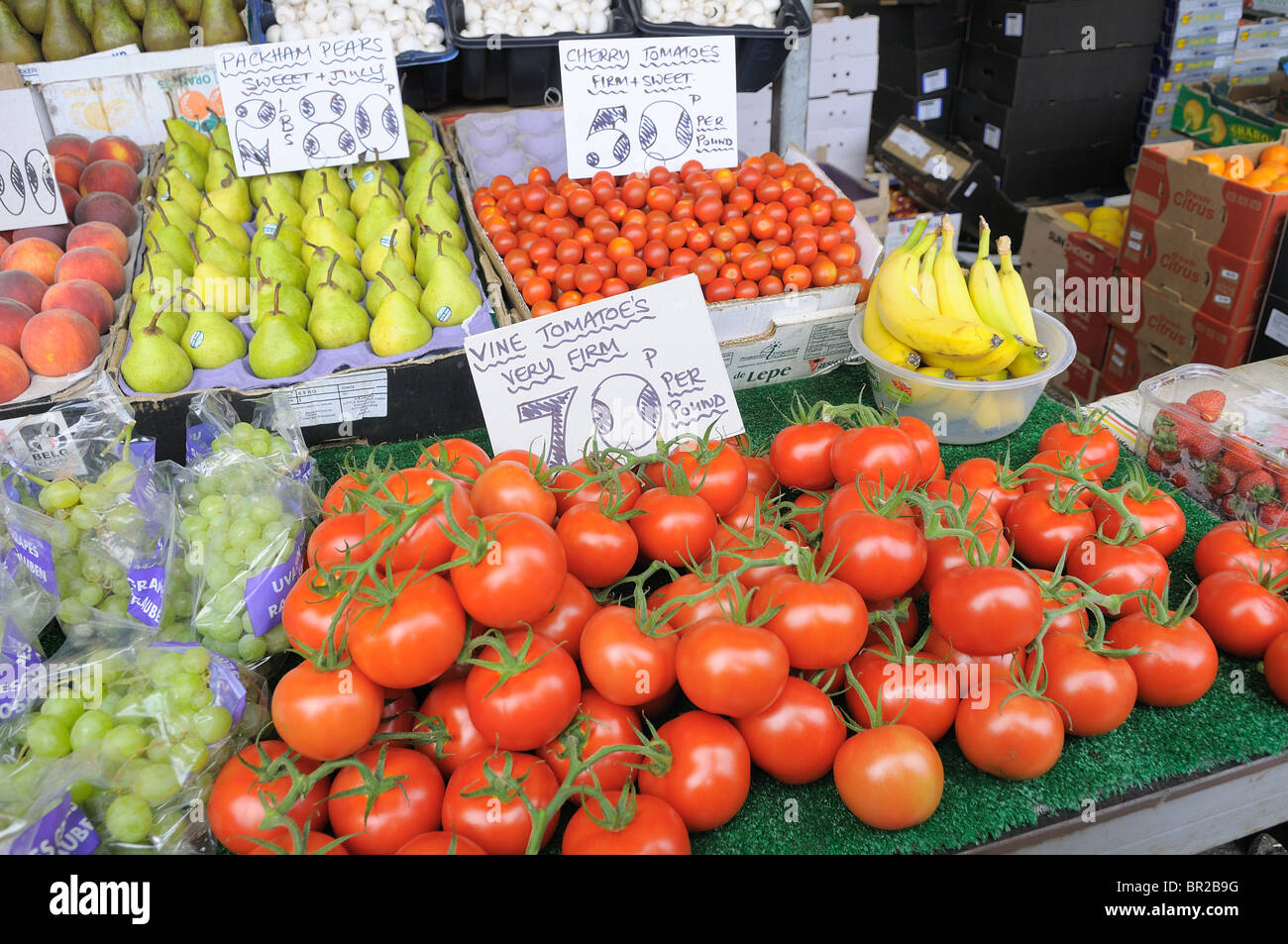 Obst und Gemüse zum Verkauf an Birminghams Stierkampfarena Outdoormarkt. Stockfoto
