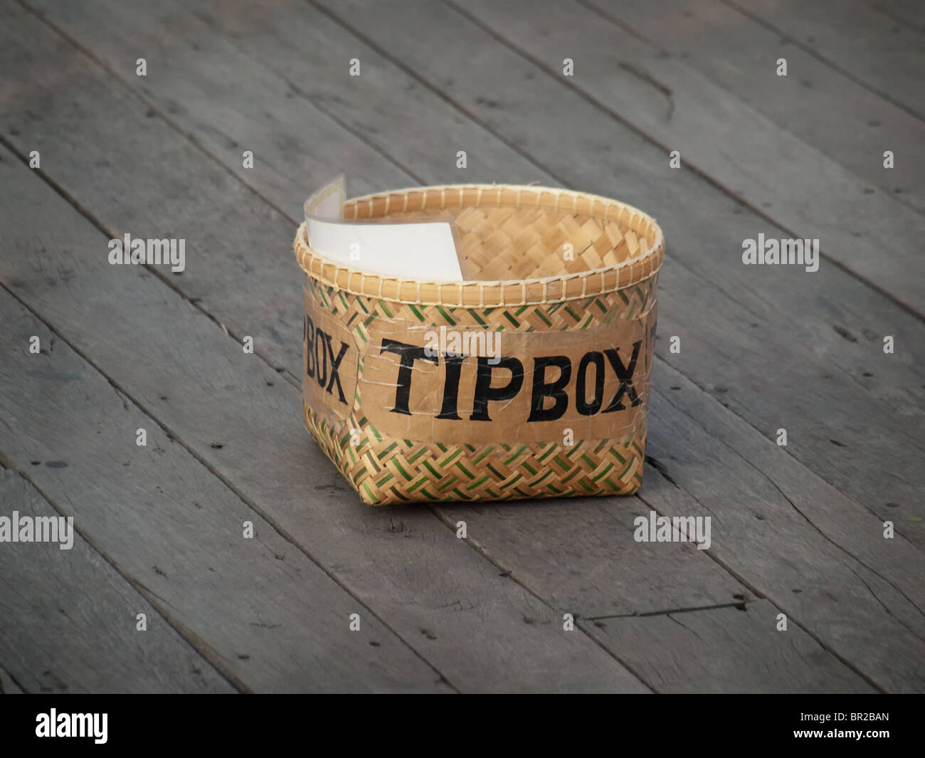 Tip Box auf dem Holzboden, die darauf wartet, mit Geld, Closeup erschossen gefüllt werden Stockfoto