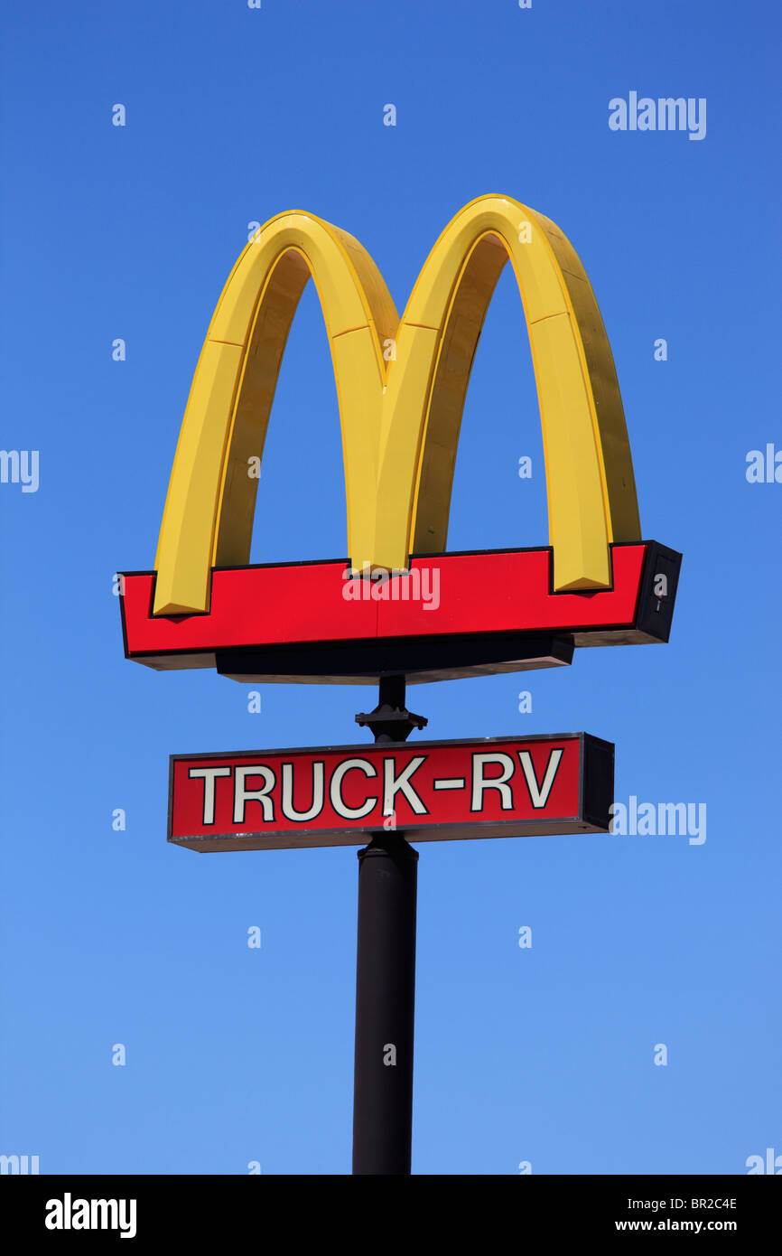 Ein McDonalds Straßenschild in den USA mit Parkplatz für Lastwagen und Wohnmobile. Stockfoto