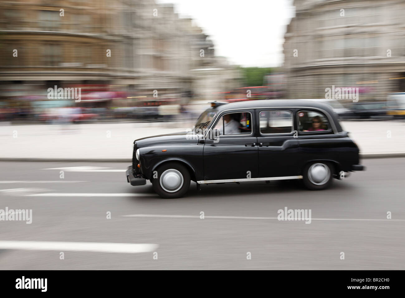 London Taxi über Trafalgar Square Stockfoto