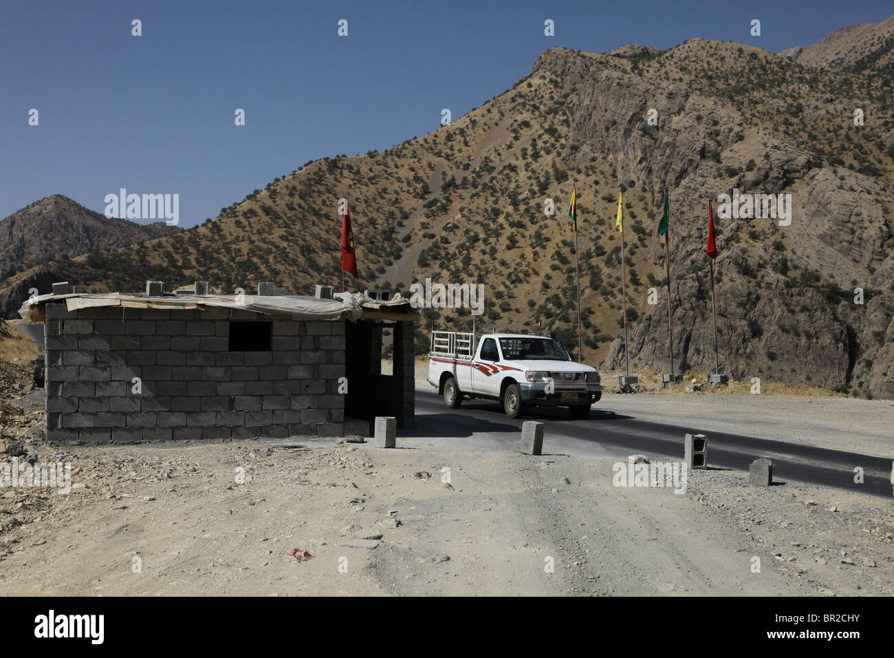 Eine Abholung Auto fahren durch einen Checkpoint besetzt durch kurdische Kämpfer der People's Defence Forces HPG dem militärischen Flügel der Kurdischen Arbeiterpartei PKK am Fuße der Berge, im Norden des Irak Quandil Stockfoto