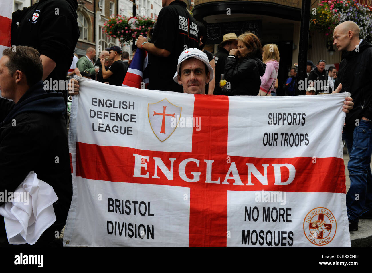 EDL-Anhänger in London vor 9/11 Protest Kranzniederlegung am Grosvenor Square Stockfoto