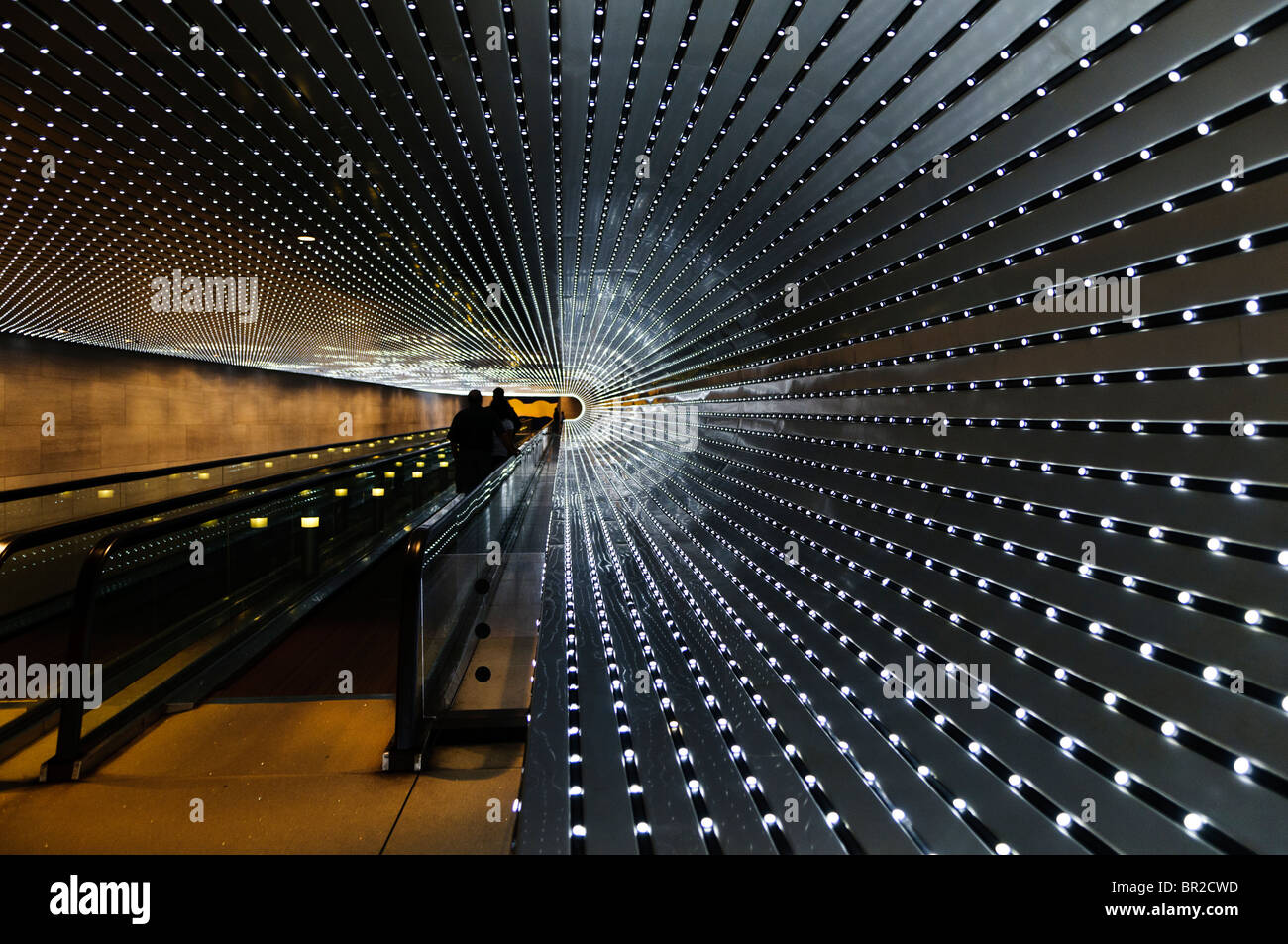 National Gallery of Art Multiverse Light Sculpture Washington DC // WASHINGTON DC — 'Multiverse' (2008) von Leo Villareal, eine immersive Lichtskulptur-Installation mit 41.000 computerprogrammierten LEDs, beleuchtet den 200 Fuß langen Concourse Walkway, der die Ost- und Westgebäude der National Gallery of Art verbindet Dieses dynamische Bildmaterial erzeugt ständig wechselnde Lichtmuster und verbindet programmierte Sequenzen mit Elementen des Zufalls. Stockfoto