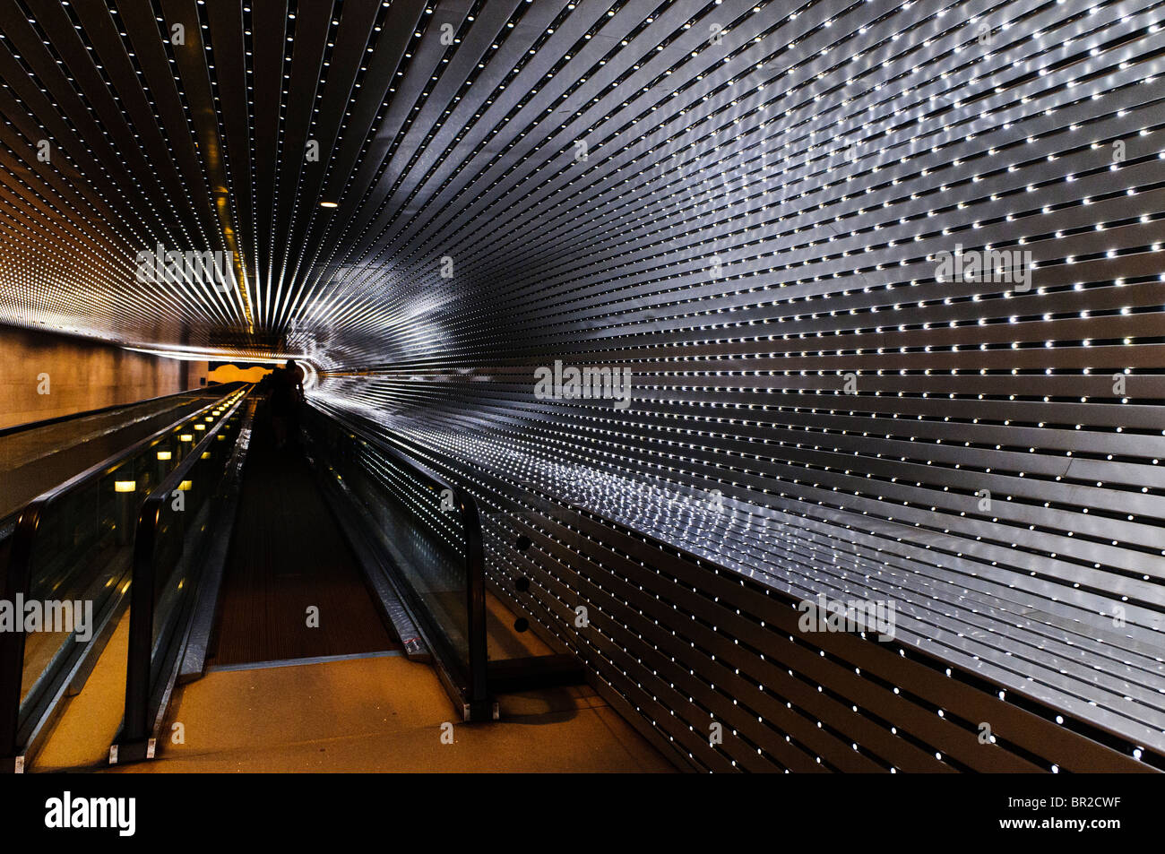 National Gallery of Art Multiverse Light Sculpture Washington DC // WASHINGTON DC — 'Multiverse' (2008) von Leo Villareal, eine immersive Lichtskulptur-Installation mit 41.000 computerprogrammierten LEDs, beleuchtet den 200 Fuß langen Concourse Walkway, der die Ost- und Westgebäude der National Gallery of Art verbindet Dieses dynamische Bildmaterial erzeugt ständig wechselnde Lichtmuster und verbindet programmierte Sequenzen mit Elementen des Zufalls. Stockfoto