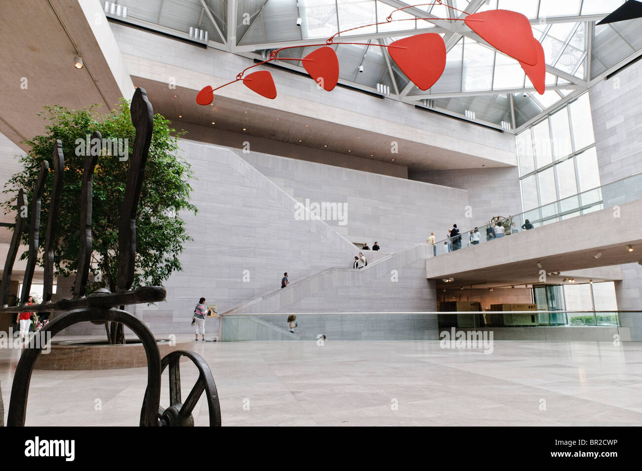 National Gallery of Art East Building Atrium Washington DC // WASHINGTON DC, USA – das East Building der National Gallery of Art, entworfen vom Architekten I.M. Pei, zeigt modernistische Architektur mit kantigem Design und großem Glasatrium. Das Gebäude befindet sich in der National Mall in Washington DC und beherbergt die Sammlung zeitgenössischer Kunst des Museums und dient als Drehscheibe für Ausstellungen und Installationen moderner Kunst. Stockfoto