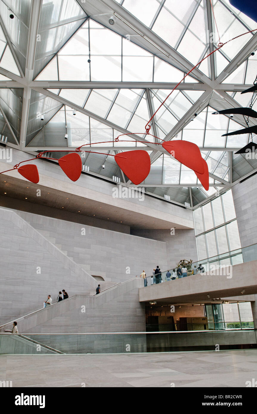 WASHINGTON DC, USA – das East Building der National Gallery of Art, entworfen vom Architekten I.M. Pei, zeigt modernistische Architektur mit kantigem Design und großem Glasatrium. Das Gebäude befindet sich in der National Mall in Washington DC und beherbergt die Sammlung zeitgenössischer Kunst des Museums und dient als Drehscheibe für Ausstellungen und Installationen moderner Kunst. Stockfoto