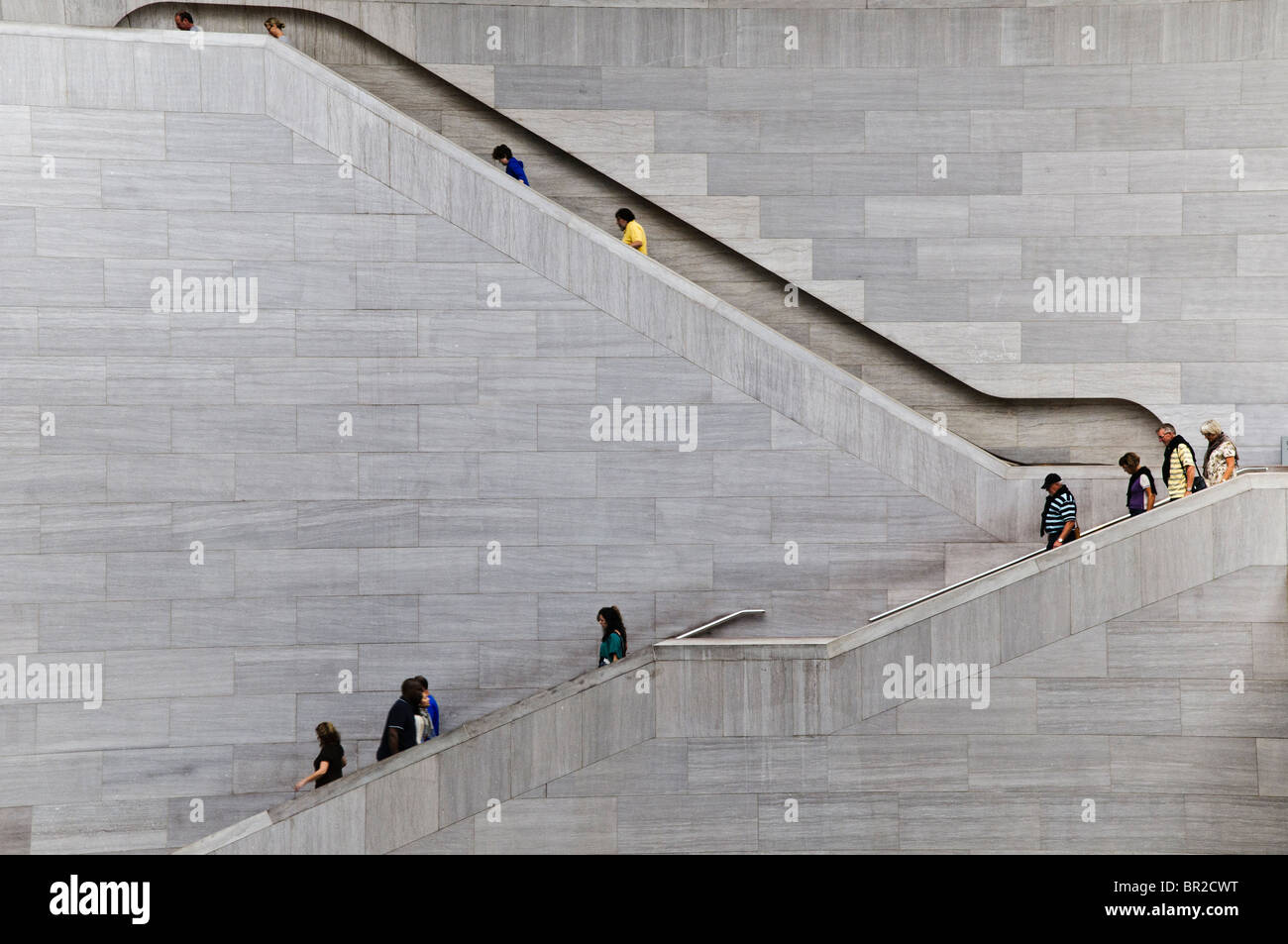 National Gallery of Art East Building Staircase Washington DC // WASHINGTON DC – Eine geometrische Treppe ist im Seitenprofil des East Building der National Gallery of Art festgehalten. Das vom Architekten I.M. Pei entworfene und 1978 fertiggestellte East Building ist bekannt für sein markantes modernistisches Design mit markanten kantigen Räumen und dramatischen Innenelementen. Das Gebäude beherbergt die Sammlung moderner und zeitgenössischer Kunst und ergänzt das neoklassizistische West Building. Dieses architektonische Merkmal veranschaulicht Peis charakteristischen Stil mit klaren Linien und dramatischen räumlichen Beziehungen. Das East B Stockfoto
