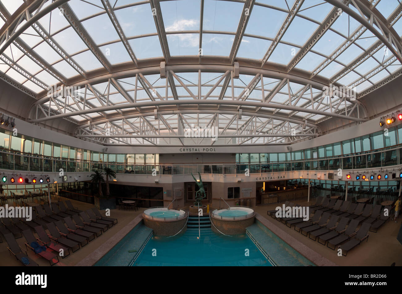 Ein Fischauge Foto des Solariums an Bord der P & O Kreuzfahrt Schiff "Aurora". Stockfoto