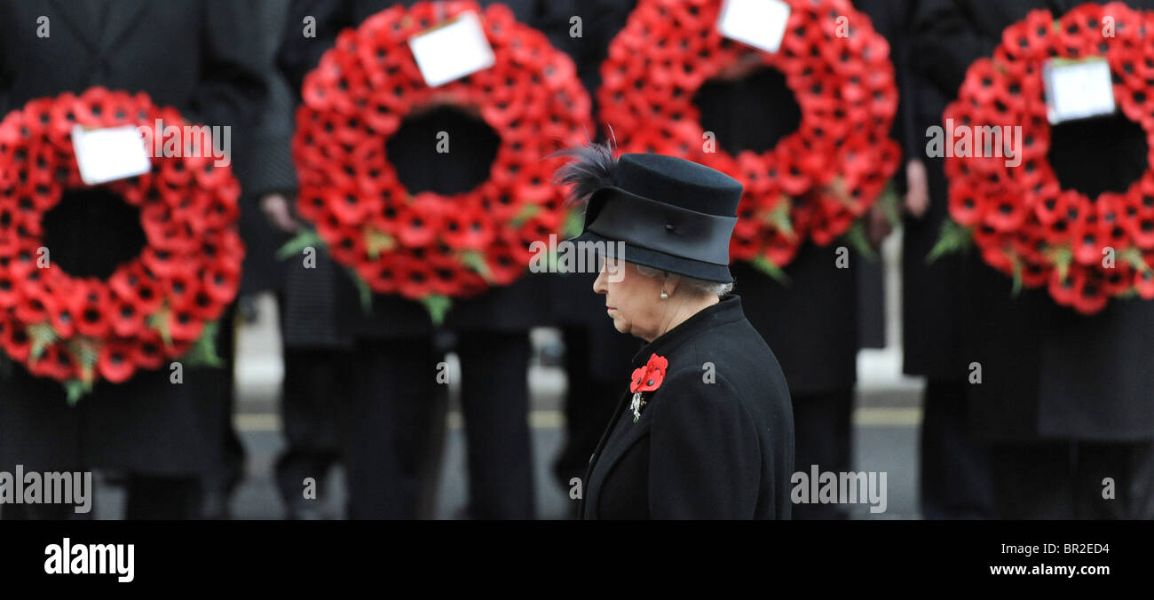 Königin Elizabeth II. besucht die Erinnerung sonntäglichen Gottesdienst am Ehrenmal, Whitehall, London, 8. November 2009. Stockfoto