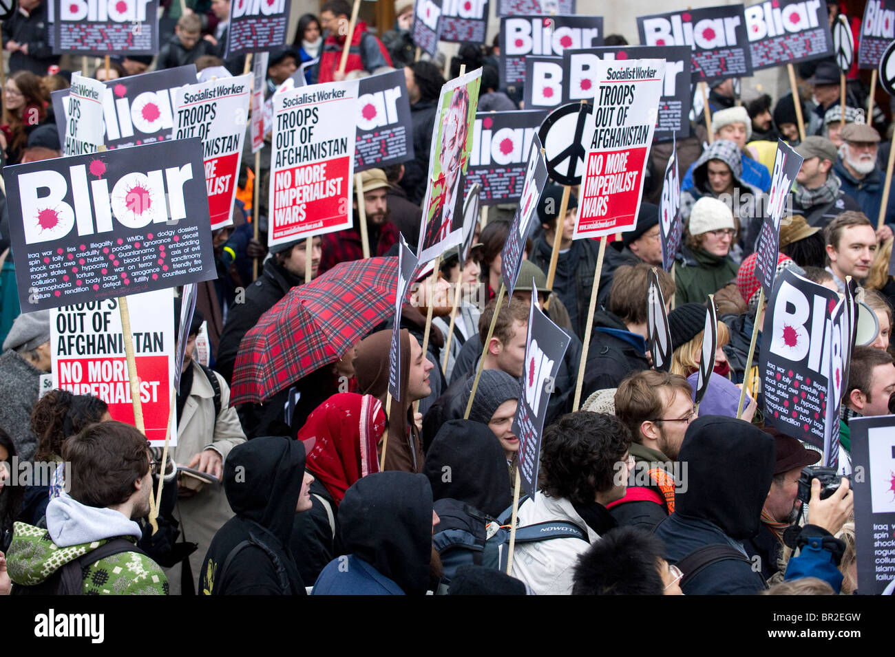Demonstranten außerhalb des Konferenzzentrums QEII vor der Ankunft des ehemaligen Premierministers Tony Blair, London. Stockfoto