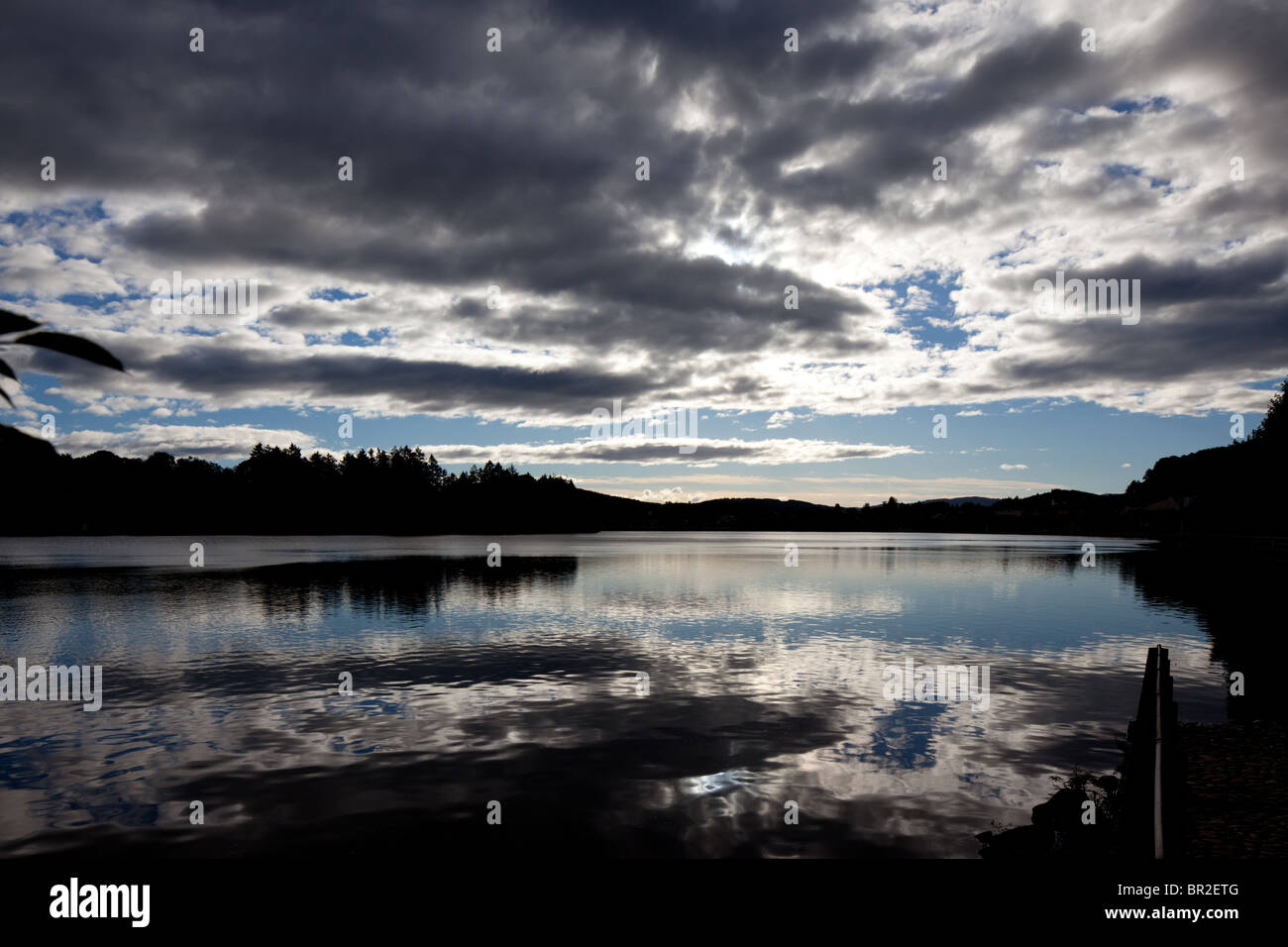 Erstaunlich, Himmel spiegelt sich in den See bei La Clayette, Frankreich Stockfoto