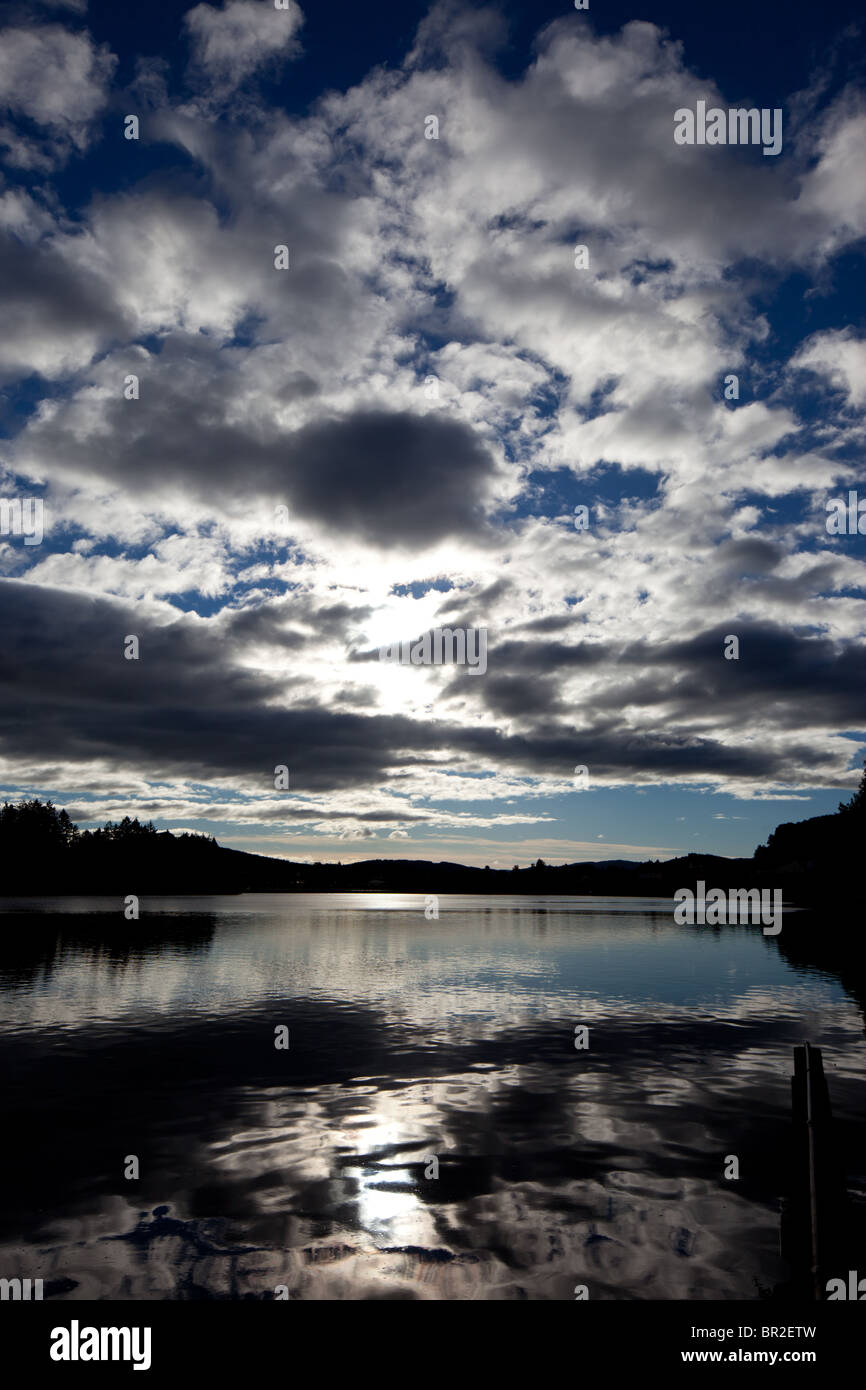 Erstaunlich, Himmel spiegelt sich in den See bei La Clayette, Frankreich Stockfoto