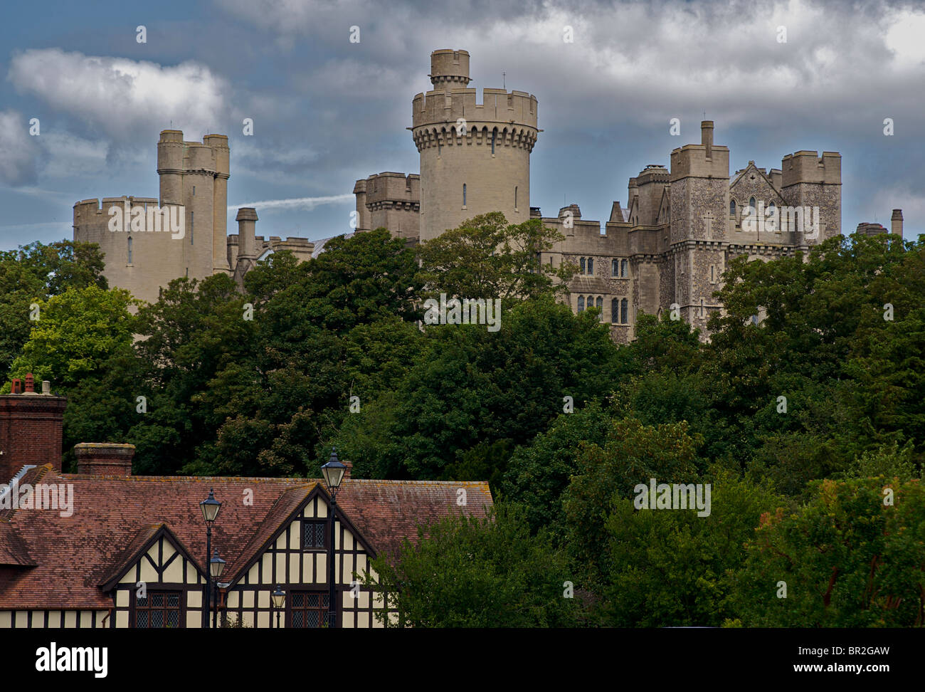 Arundel Castle über Arundel High Stret, Arundel, West Sussex, England Stockfoto