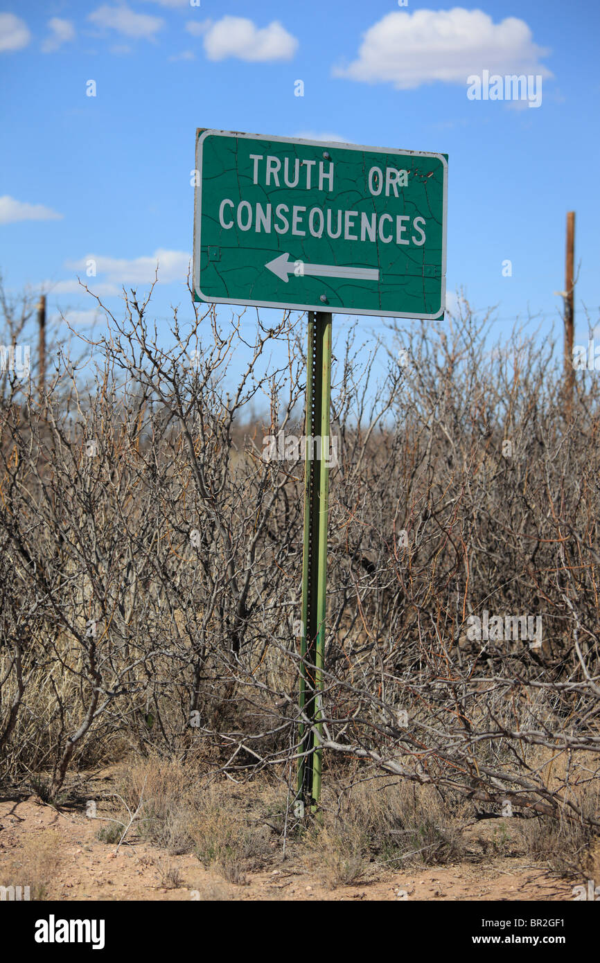Straßenschild in ländlichen New Mexico für die Stadt der Wahrheit oder Konsequenzen. Stockfoto