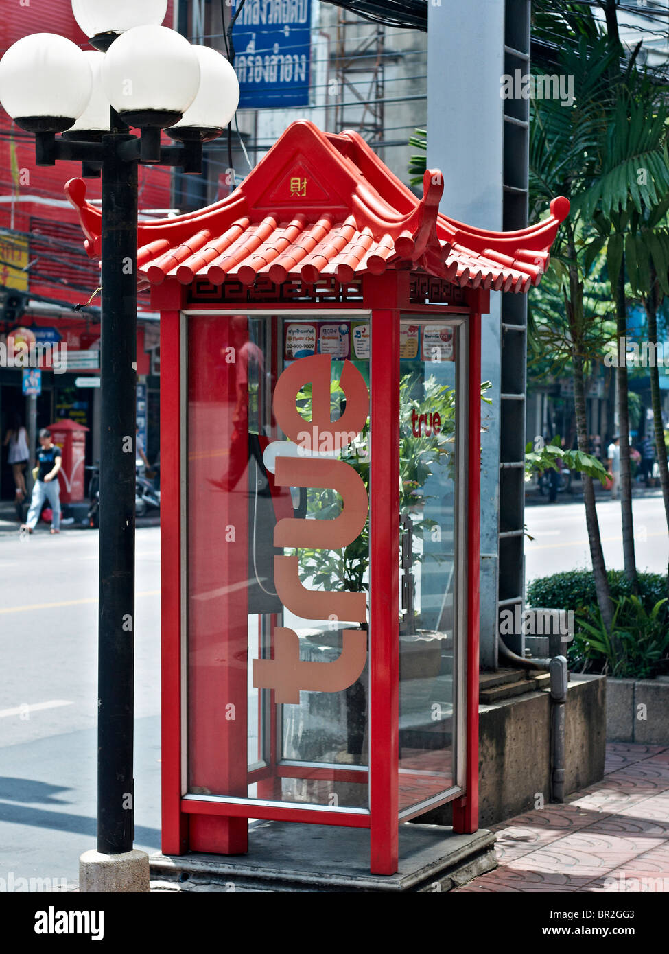 China Town. Roter Telefonkiosk im chinesischen Stil und mit dekorativer Laterne im Bangkoker Stadtteil China Town. Thailand S. E. Asien Stockfoto