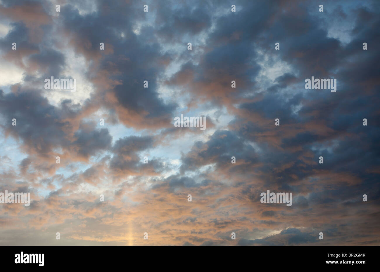 Bunter Abend Wolken am Himmel bei Sonnenuntergang Stockfoto