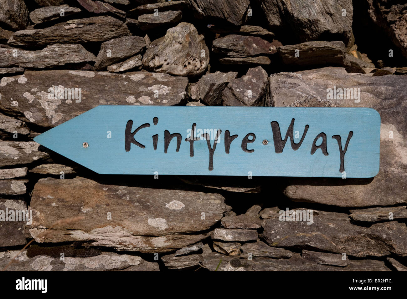 Kintyre Wege Schild gegen Steinmauer, Schottland Stockfoto
