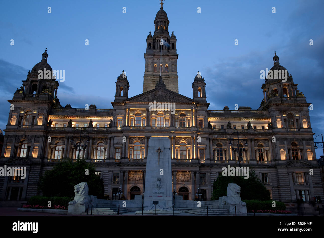 City Chambers beleuchtet in der Nacht, Glasgow, Schottland Stockfoto