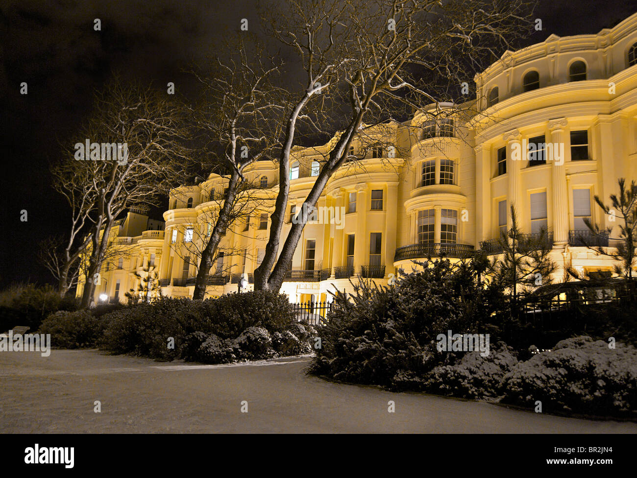 Georgische Arcitecture Brunswick Square, Hove im Schnee in der Nacht. Brighton & Hove, East Sussex, England Stockfoto