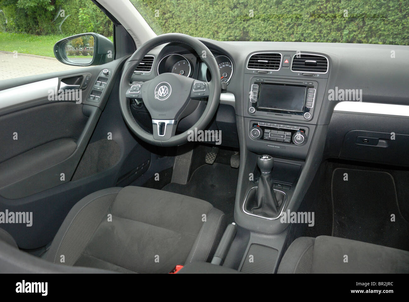 Dashboard, Cockpit, Mittelkonsole - Innenkabine (Volkswagen Golf VI - mein 2009) Stockfoto