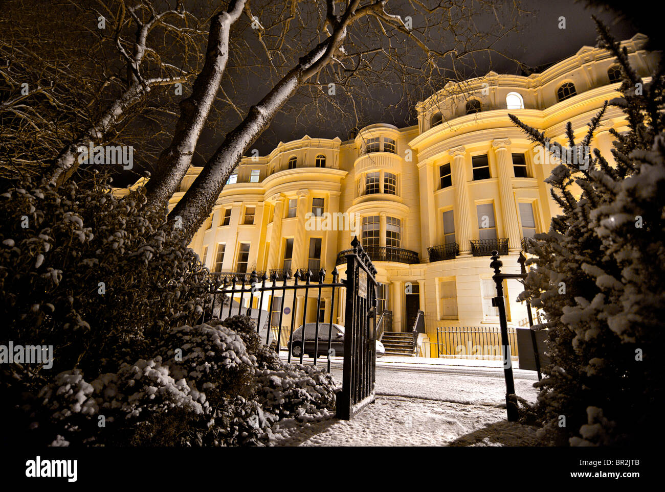 Georgische Arcitecture Brunswick Square, Hove im Schnee in der Nacht. Brighton & Hove, East Sussex, England Stockfoto