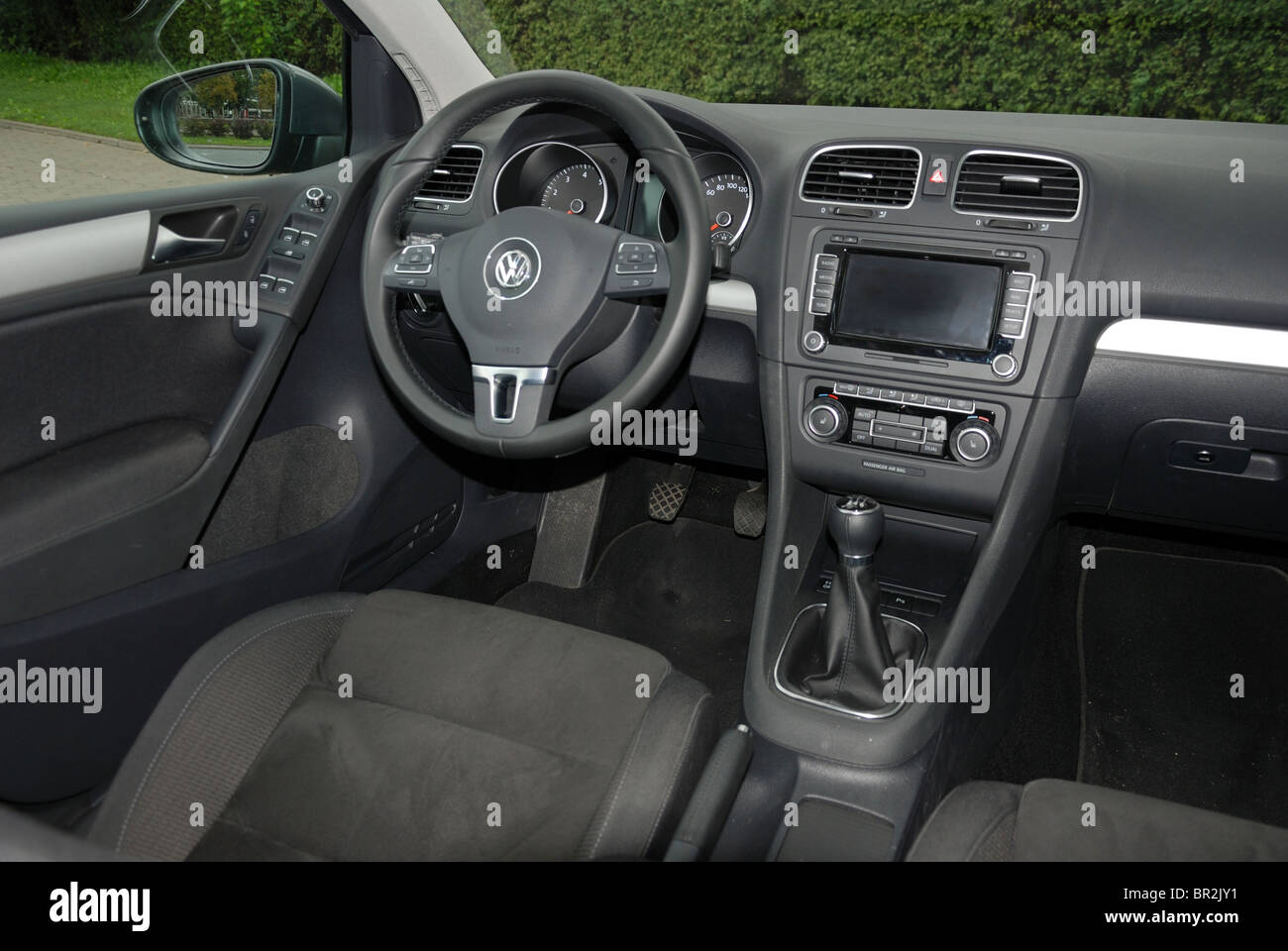 Fahrerplatz - Auto-Cockpit, Armaturenbrett, Mittelkonsole, Sitz - Volkswagen Golf VI (MK6) - mein 2009 Stockfoto