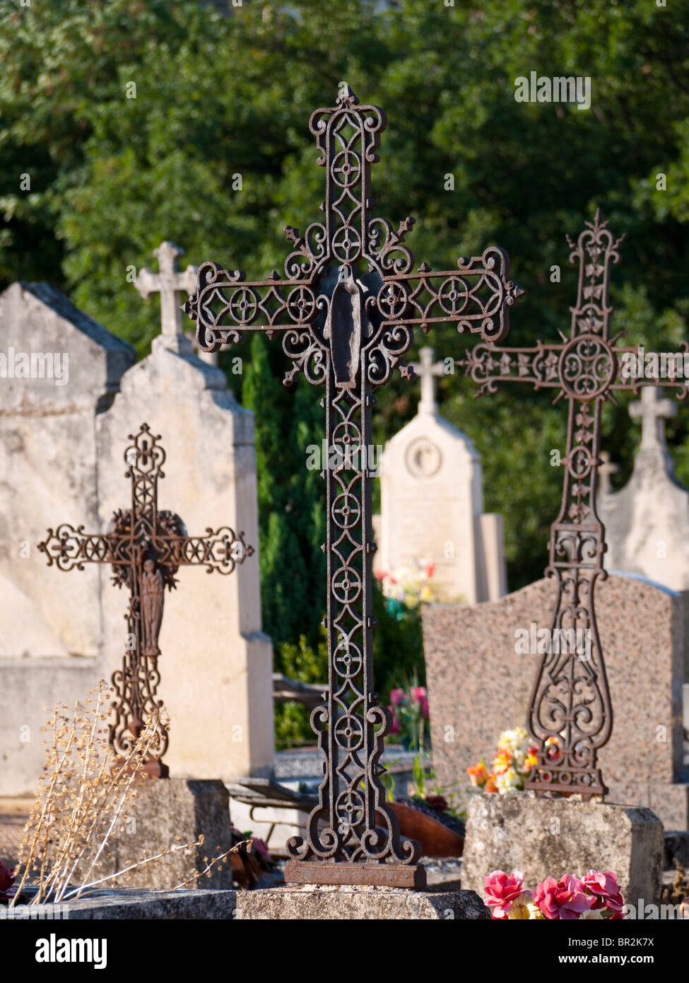 Grab Kreuze auf dem Friedhof Fleurie in Beaujolais, Frankreich Stockfoto