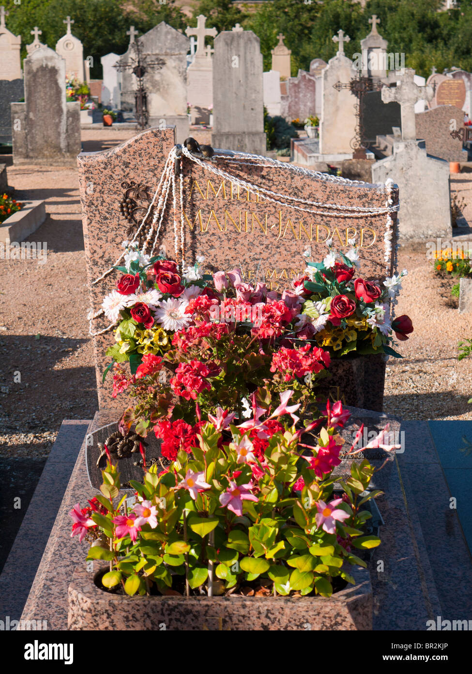 Gräber auf dem Friedhof Fleurie in Beaujolais, Frankreich Stockfoto