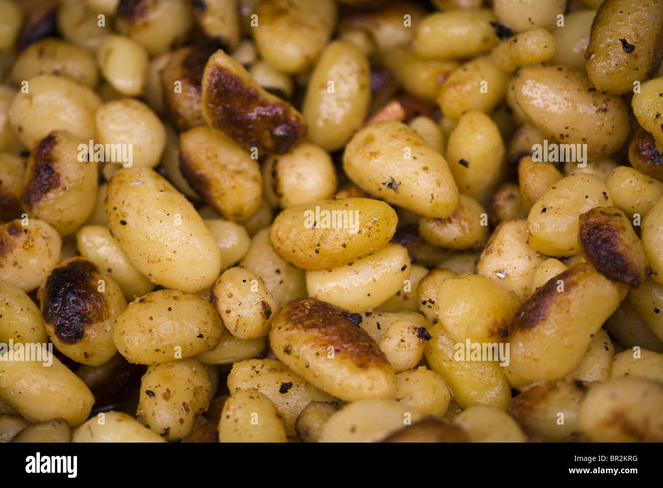Kartoffeln gekocht in Hühnerfett aus einem Drehspieß auf Boucherie Pascal Gosnet auf die Rue Mouffetard tropft Stockfoto