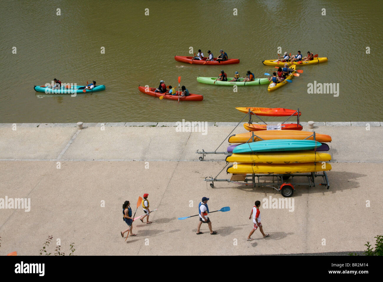 Kajak-Wassersport am Fluss Stockfoto