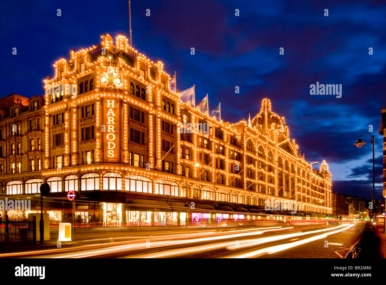 Nachts bei Harrods, Knightsbridge, London, England, UK Stockfotografie
