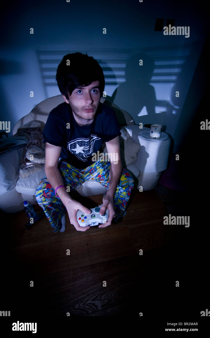 Teenager spielen auf seiner Xbox 360-Spiele-Konsole Stockfoto