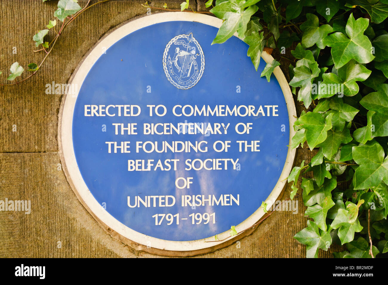 Blaue Plakette zum Gedenken an die Zweihundertjahrfeier der Gründung der Belfast Society of United Irishmen Stockfoto
