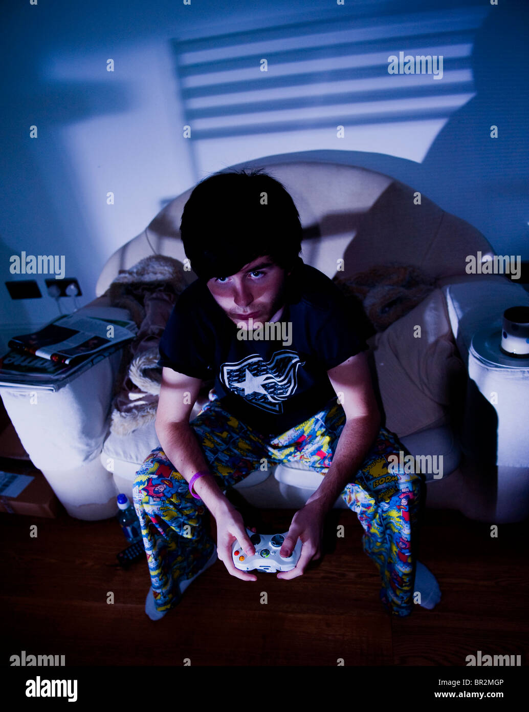 Teenager spielen auf seiner Xbox 360-Spiele-Konsole Stockfoto